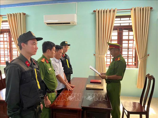 Cơ quan Cảnh sát điều tra Công an tỉnh An Giang tống đạt các quyết định khởi tố vụ án, khởi tố bị can đối với Trương Văn Tiền. Ảnh: TTXVN phát