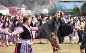 Đa dạng sắc màu lễ hội Xuân thu hút khách đến Đất Tổ