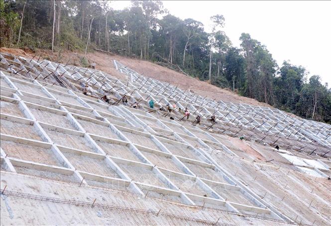 Hệ thống ta luy dương của tuyến đường nối đã và đang được hoàn thiện nhằm đảm bảo an toàn cho người tham gia giao thông. Ảnh: Quý Trung – TTXVN