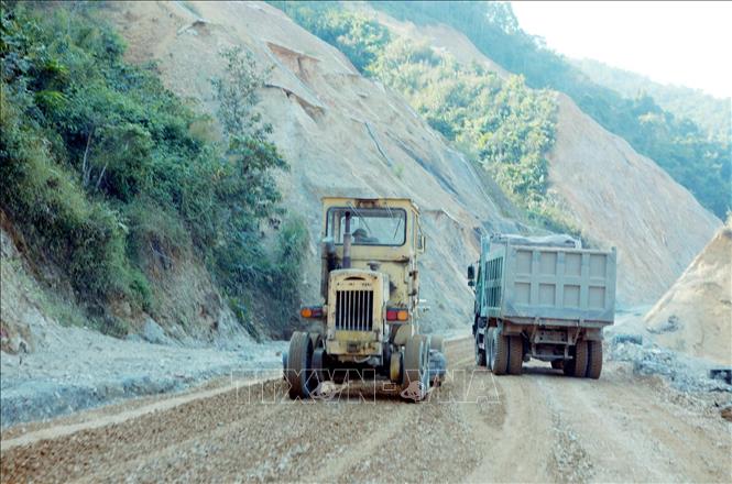 Các đơn vị thi công tập trung hệ thống máy móc, nguyên vật liệu để hoàn thiện những mét đường cuối cùng của gói xây lắp số 07, gói xây mới 100% và có khối lượng giải phóng mặt bằng lớn nhất. Ảnh: Quý Trung – TTXVN