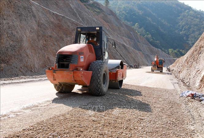 Hệ thống máy móc thi công những mét đường cuối cùng của gói xây lắp số 07, gói xây mới 100% và có khối lượng giải phóng mặt bằng lớn nhất. Ảnh: Quý Trung – TTXVN