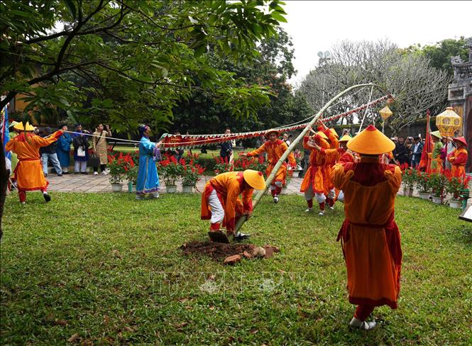 Tiến hành dựng cây nêu ở khu vực sân Hiển Lâm Các, Đại Nội Huế. Ảnh: Nguyên Lý - TTXVN