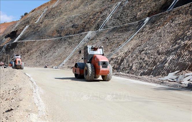 Hệ thống máy móc thi công những mét đường cuối cùng của gói xây lắp số 07, gói xây mới 100% và có khối lượng giải phóng mặt bằng lớn nhất. Ảnh: Quý Trung – TTXVN