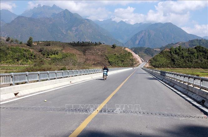 Cây cầu gói 06 giáp với gói 07 xây lắp mới đã hoàn thiện và đưa vào khai thác, sử dụng góp phần thuận lợi cho người dân khi tham gia giao thông. Ảnh: Quý Trung – TTXVN