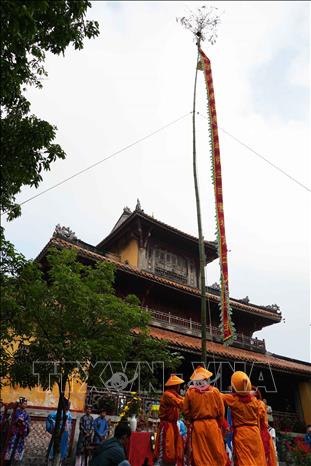 Tiến hành dựng cây nêu ở khu vực sân Hiển Lâm Các, Đại Nội Huế. Ảnh: Nguyên Lý - TTXVN
