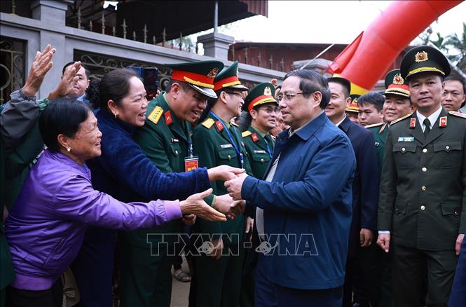 Thủ tướng Phạm Minh Chính với quân và dân xã Cẩm Thạch, Thanh Hoá. Ảnh: Dương Giang-TTXVN
