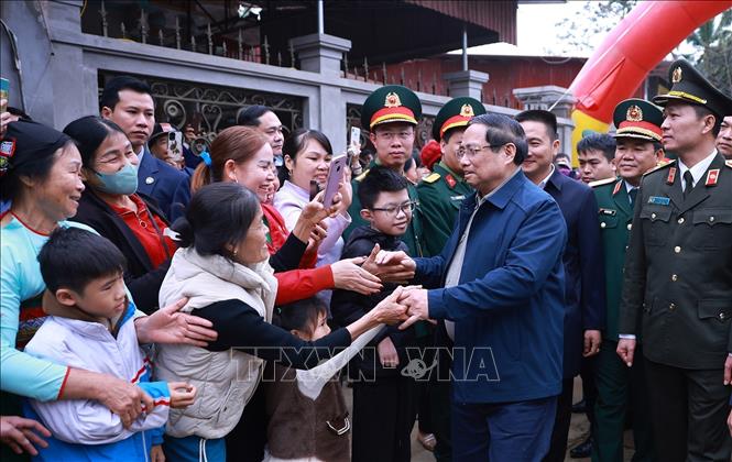 Thủ tướng Phạm Minh Chính với nhân dân xã Cẩm Thạch, Thanh Hoá. Ảnh: Dương Giang-TTXVN
