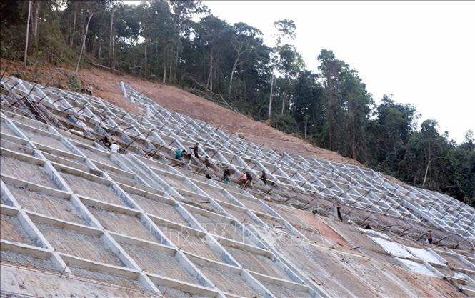 Công nhân gấp rút thi công hệ thống ta luy dương trên gói thầu số 07, góp phần đảm bảo an toàn cho người tham gia giao thông. Ảnh: Quý Trung – TTXVN 