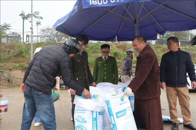Nhiều điểm thu gom rác, túi nilon được bố trí xung quanh khu vực thả cá bên bờ sông Lô, phường Minh Xuân (Tuyên Quang). Ảnh: Hoàng Hải - TTXVN