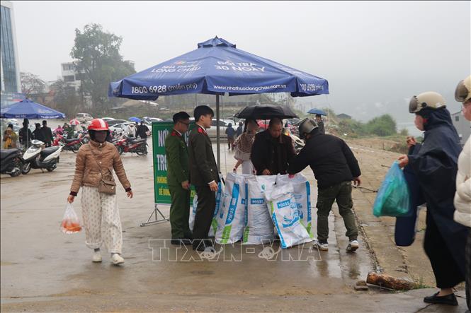 Nhiều điểm thu gom rác, túi nilon được bố trí xung quanh khu vực thả cá tại bờ sông Lô, phường Minh Xuân (Tuyên Quang). Ảnh: Hoàng Hải - TTXVN