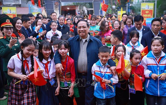 Thủ tướng Phạm Minh Chính với học sinh tham dự Lễ khởi công dự án Trường  liên cấp Cẩm Thạch. Ảnh: Dương Giang-TTXVN
