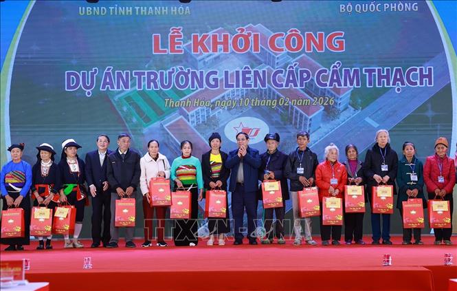 Thủ tướng Phạm Minh Chính tặng quà cho gia đình chính sách. Ảnh: Dương Giang-TTXVN 