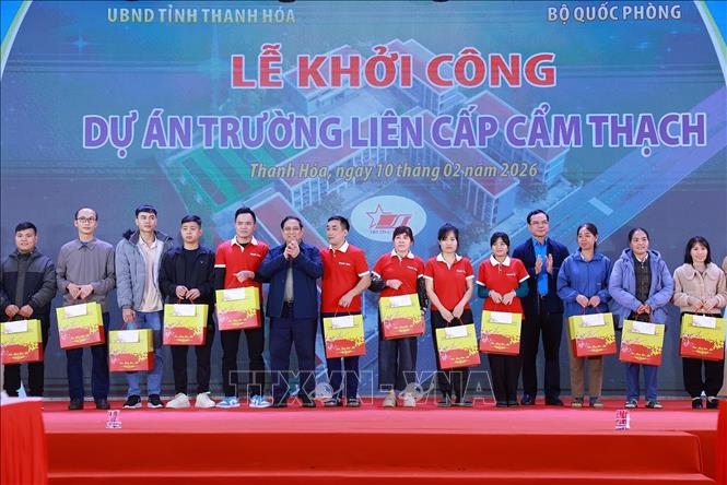 Thủ tướng Phạm Minh Chính tặng quà cho công nhân, lao động trên địa bàn xã Cẩm Thạch. Ảnh: Dương Giang-TTXVN 