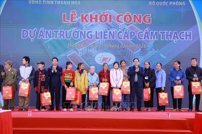 Thủ tướng Phạm Minh Chính tặng quà cho gia đình chính sách. Ảnh: Dương Giang-TTXVN 