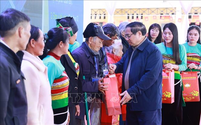 Thủ tướng Phạm Minh Chính tặng quà cho gia đình chính sách. Ảnh: Dương Giang-TTXVN 