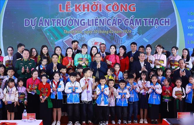 Thủ tướng Phạm Minh Chính với giao viên, học sinh Trường Tiểu học Cẩm Thạch, Thanh Hoá. Ảnh: Dương Giang-TTXVN 
