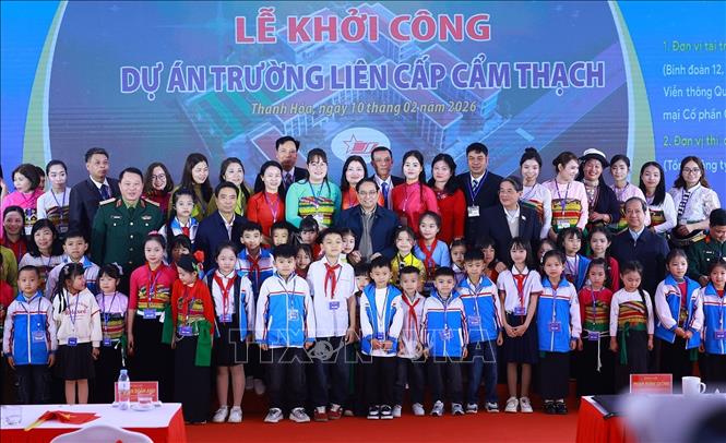 Thủ tướng Phạm Minh Chính với giao viên, học sinh Trường Tiểu học Cẩm Thạch, Thanh Hoá. Ảnh: Dương Giang-TTXVN 
