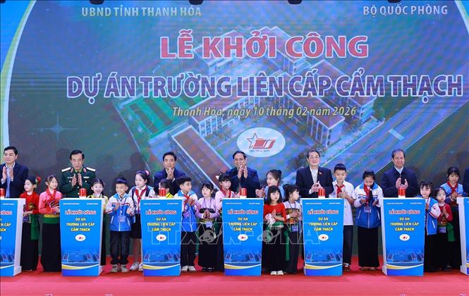 Thủ tướng Phạm Minh Chính và các đại biểu khởi công dự án Trường liên cấp Cẩm Thạch, Thanh Hoá. Ảnh: Dương Giang-TTXVN 
