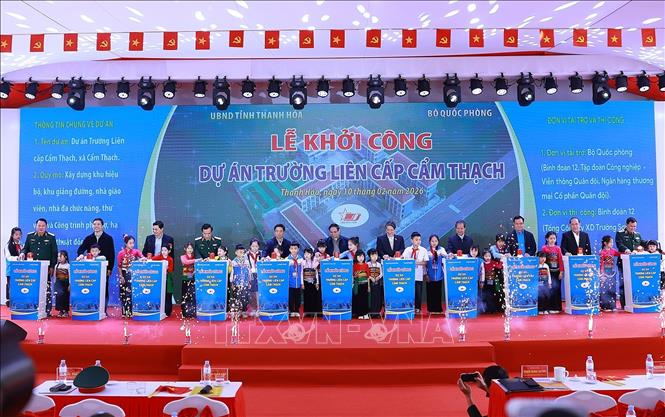 Thủ tướng Phạm Minh Chính và các đại biểu khởi công dự án Trường tiểu học Cẩm Thạch. Ảnh: Dương Giang-TTXVN 
