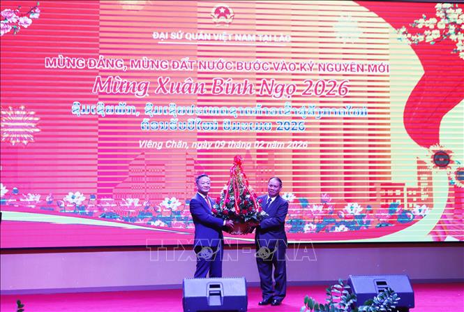 Đại tướng Vilay Lakhamphong, Ủy viên Bộ Chính trị, Thường trực Ban Bí thư, Phó Thủ tướng Chính phủ Lào, tặng hoa chúc mừng Tết cổ truyền Xuân Bính Ngọ của Việt Nam. Ảnh: Xuân Tú - PV TTXVN tại Lào