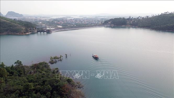 Thuyền chở du khách tham quan hồ Yên Lập. Ảnh: Đức Hiếu - TTXVN
