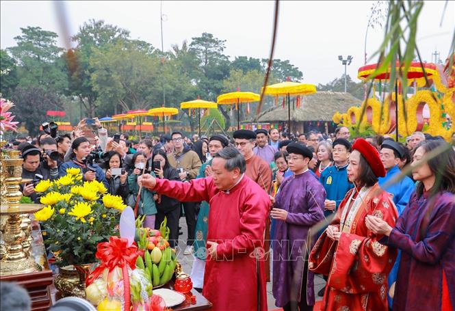 Thực hiện các nghi thức Lễ thướng tiêu (lễ dựng Nêu). Ảnh: Khánh Hoà - TTXVN