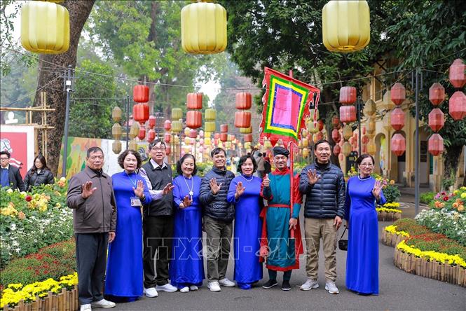 Đông đảo du khách đã đến với tại khu di sản Hoàng thành Thăng Long để du Xuân và chứng kiến các nghi lễ “Tống cựu Nghinh tân”. Ảnh: Khánh Hoà - TTXVN