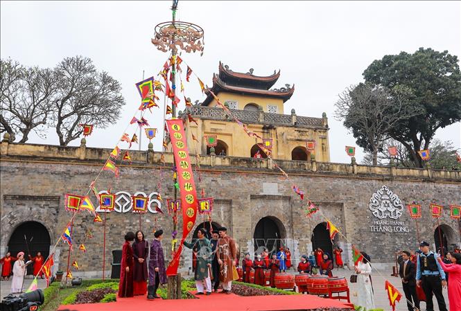 Các đại biểu thực hiện nghi thức treo phướn lên cây nêu. Ảnh: Khánh Hoà - TTXVN