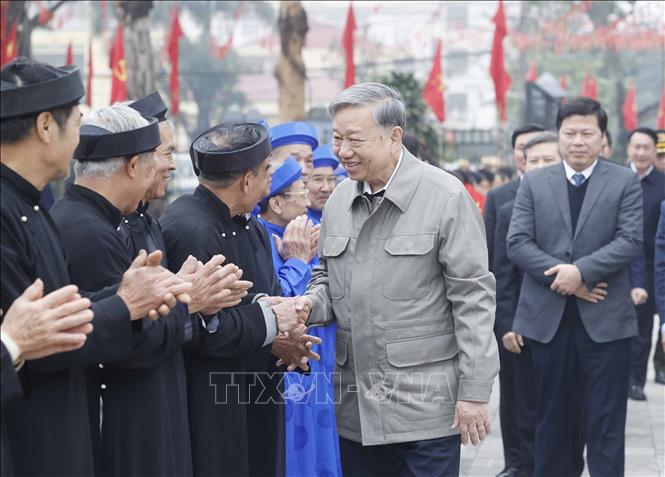 Tổng Bí thư Tô Lâm và đoàn công tác Trung ương đến dâng hương tại Nhà tưởng niệm Tổng Bí thư Nguyễn Văn Linh ở xã Nguyễn Văn Linh, tỉnh Hưng Yên. Ảnh: Thống Nhất – TTXVN