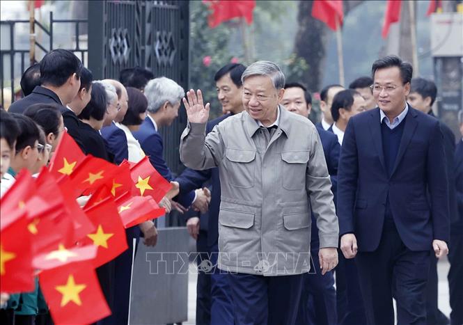 Tổng Bí thư Tô Lâm và đoàn công tác Trung ương đến dâng hương tại Nhà tưởng niệm Tổng Bí thư Nguyễn Văn Linh ở xã Nguyễn Văn Linh, tỉnh Hưng Yên. Ảnh: Thống Nhất – TTXVN