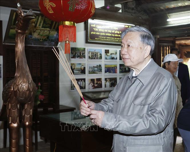 Tổng Bí thư Tô Lâm dâng hương tại Khu lưu niệm đồng chí Tô Hiệu, tỉnh Hưng Yên. Ảnh: Thống Nhất – TTXVN