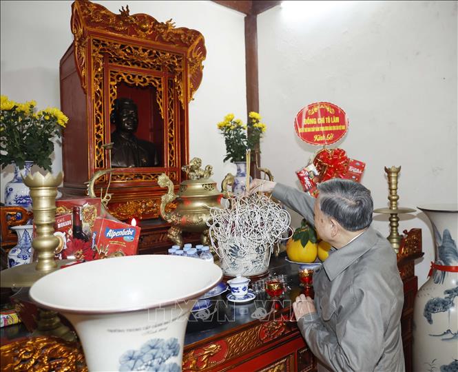 Tổng Bí thư Tô Lâm dâng hương tại Khu lưu niệm đồng chí Lê Văn Lương, tỉnh Hưng Yên. Ảnh: Thống Nhất – TTXVN