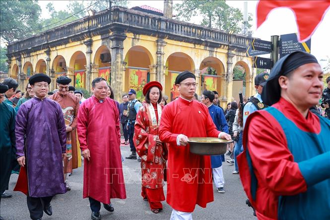 Các đại biểu thực hiện Lễ thả cá Chép tiễn ông Công ông Táo về trời. Ảnh: Khánh Hoà - TTXVN