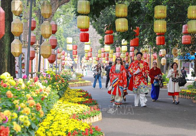 Đông đảo du khách đã đến với tại khu di sản Hoàng thành Thăng Long để du Xuân và chứng kiến các nghi lễ “Tống cựu Nghinh tân”. Ảnh: Khánh Hoà - TTXVN