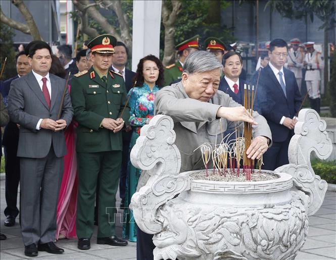 Tổng Bí thư Tô Lâm và đoàn công tác Trung ương dâng hương tại Khu lưu niệm Tổng Bí thư Nguyễn Văn Cừ, tỉnh Bắc Ninh. Ảnh: Thống Nhất – TTXVN