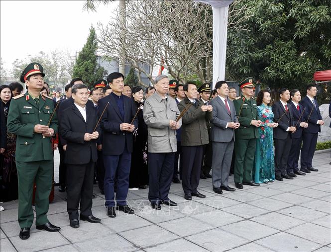 Tổng Bí thư Tô Lâm và đoàn công tác Trung ương dâng hương tại Khu lưu niệm Tổng Bí thư Nguyễn Văn Cừ, tỉnh Bắc Ninh. Ảnh: Thống Nhất – TTXVN