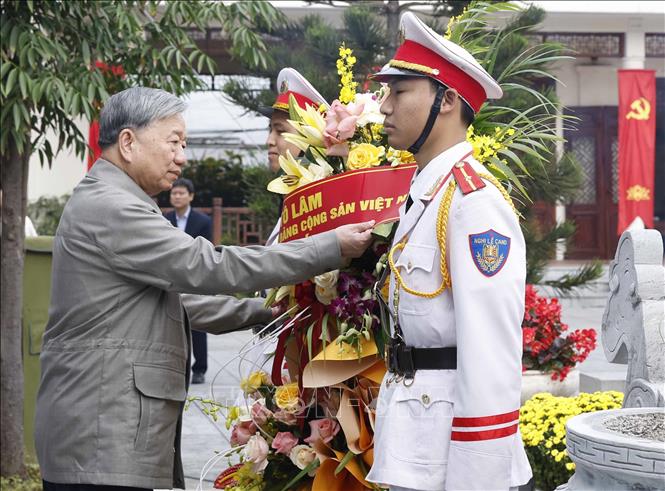 Tổng Bí thư Tô Lâm dâng hoa tại Khu lưu niệm Tổng Bí thư Nguyễn Văn Cừ, tỉnh Bắc Ninh. Ảnh: Thống Nhất – TTXVN