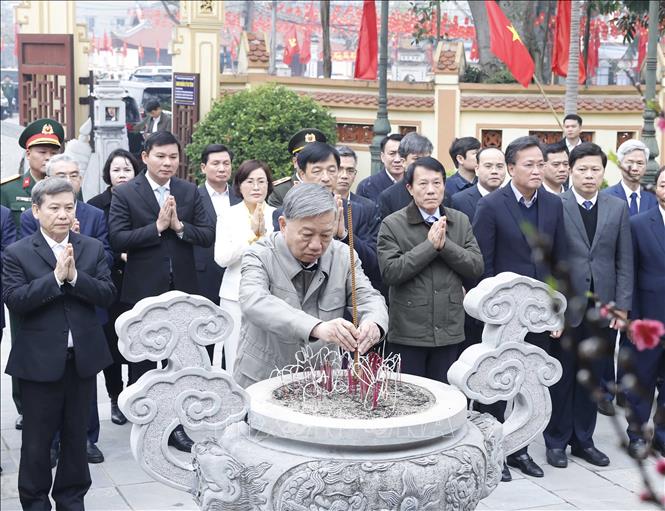 Tổng Bí thư Tô Lâm và đoàn công tác Trung ương dâng hương tại Nhà tưởng niệm Trung tướng Nguyễn Bình, xã Nguyễn Văn Linh, tỉnh Hưng Yên. Ảnh: Thống Nhất – TTXVN