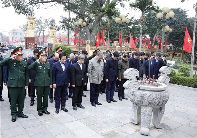 Tổng Bí thư Tô Lâm và đoàn công tác Trung ương dâng hương tại Nhà tưởng niệm Trung tướng Nguyễn Bình, xã Nguyễn Văn Linh, tỉnh Hưng Yên. Ảnh: Thống Nhất – TTXVN