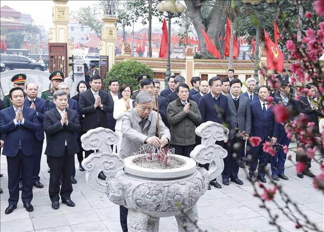 Tổng Bí thư Tô Lâm và đoàn công tác Trung ương dâng hương tại Nhà tưởng niệm Trung tướng Nguyễn Bình, xã Nguyễn Văn Linh, tỉnh Hưng Yên. Ảnh: Thống Nhất – TTXVN