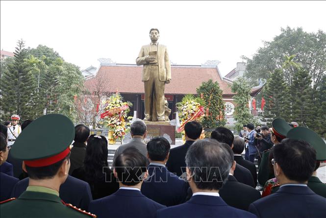Tổng Bí thư Tô Lâm và đoàn công tác Trung ương dâng hoa, dâng hương và thăm Khu lưu niệm Tổng Bí thư Nguyễn Văn Cừ, tỉnh Bắc Ninh. Ảnh: Thống Nhất – TTXVN