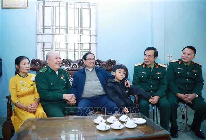 Thủ tướng Phạm Minh Chính thăm gia đình ông Vũ Xuân Hoạt, thương binh 1/4, ở thôn Tô, xã Cẩm Thạch, tỉnh Thanh Hoá. Ảnh: Dương Giang-TTXVN 
