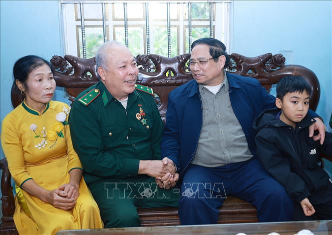 Thủ tướng Phạm Minh Chính thăm gia đình ông Vũ Xuân Hoạt, thương binh 1/4, ở thôn Tô, xã Cẩm Thạch, tỉnh Thanh Hoá. Ảnh: Dương Giang-TTXVN 
