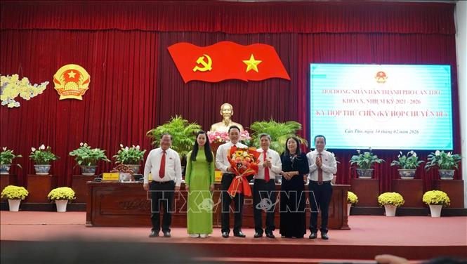 Thường trực Thành ủy, Thường trực HĐND thành phố Cần Thơ tặng hoa chúc mừng ông Nguyễn Kỳ Nam được bầu giữ chức vụ Trưởng Ban Đô thị HĐND thành phố, nhiệm kỳ 2021–2026. Ảnh: TTXVN phát

