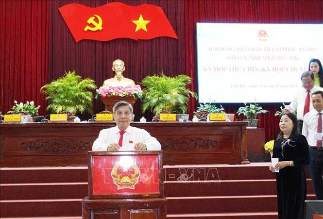 Thường trực HĐND thành phố Cần Thơ tiến hành bỏ phiếu bầu chức danh Trưởng ban Ban Đô thị HĐND thành phố khóa X, nhiệm kỳ 2021-2026. Ảnh: TTXVN phát
