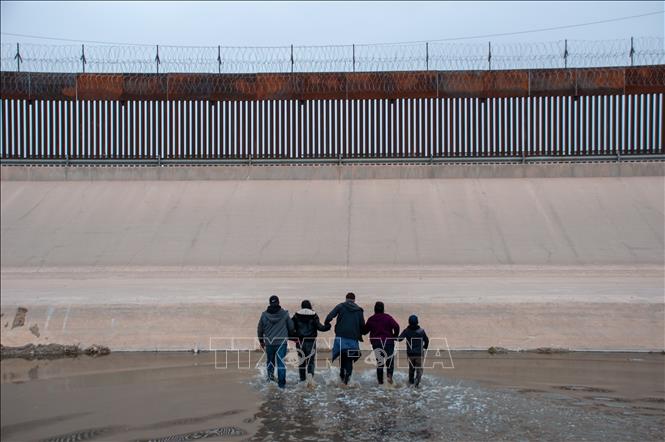 (Tư liệu) Người di cư vượt sông Rio Bravo tại biên giới Mexico-Mỹ. Ảnh: THX/TTXVN