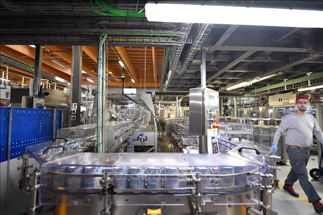 Dây chuyền sản xuất sữa tại nhà máy Konolfingen của Tập đoàn Nestle ở Konolfingen, Thụy Sĩ. Ảnh: THX/TTXVN