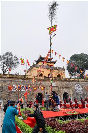 The Thuong tieu ceremony features the ceremonial New Year pole erected to ward off evil spirits and welcome spring. VNA Photo: Khánh Hoà 