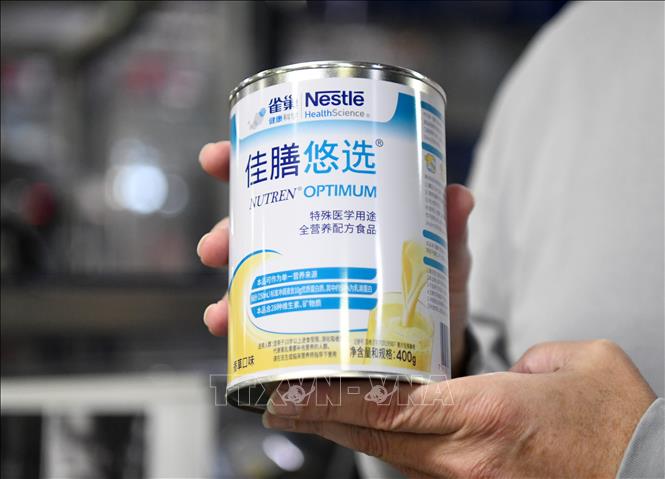 Sản phẩm sữa được sản xuất cho thị trường Trung Quốc tại nhà máy Konolfingen của Tập đoàn Nestle ở Konolfingen, Thụy Sĩ. Ảnh: THX/TTXVN