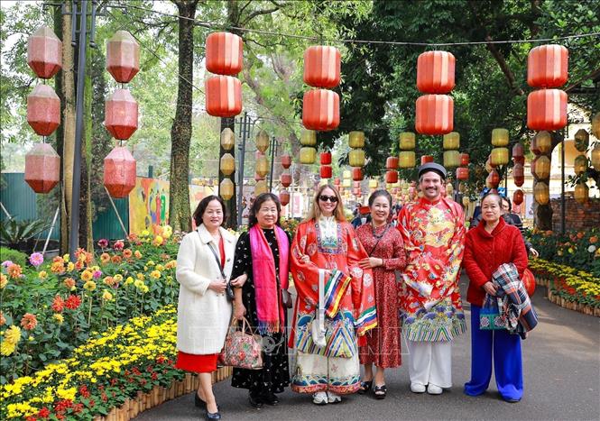 Visitors to the imperial citadel. VNA Photo: Khánh Hoà 